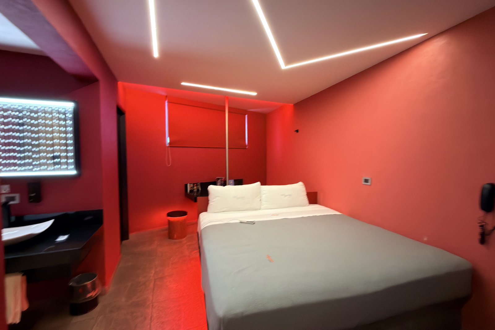 Cama y lavabo de Habitación Garden Hotel, Red Garden Hotel CDMX