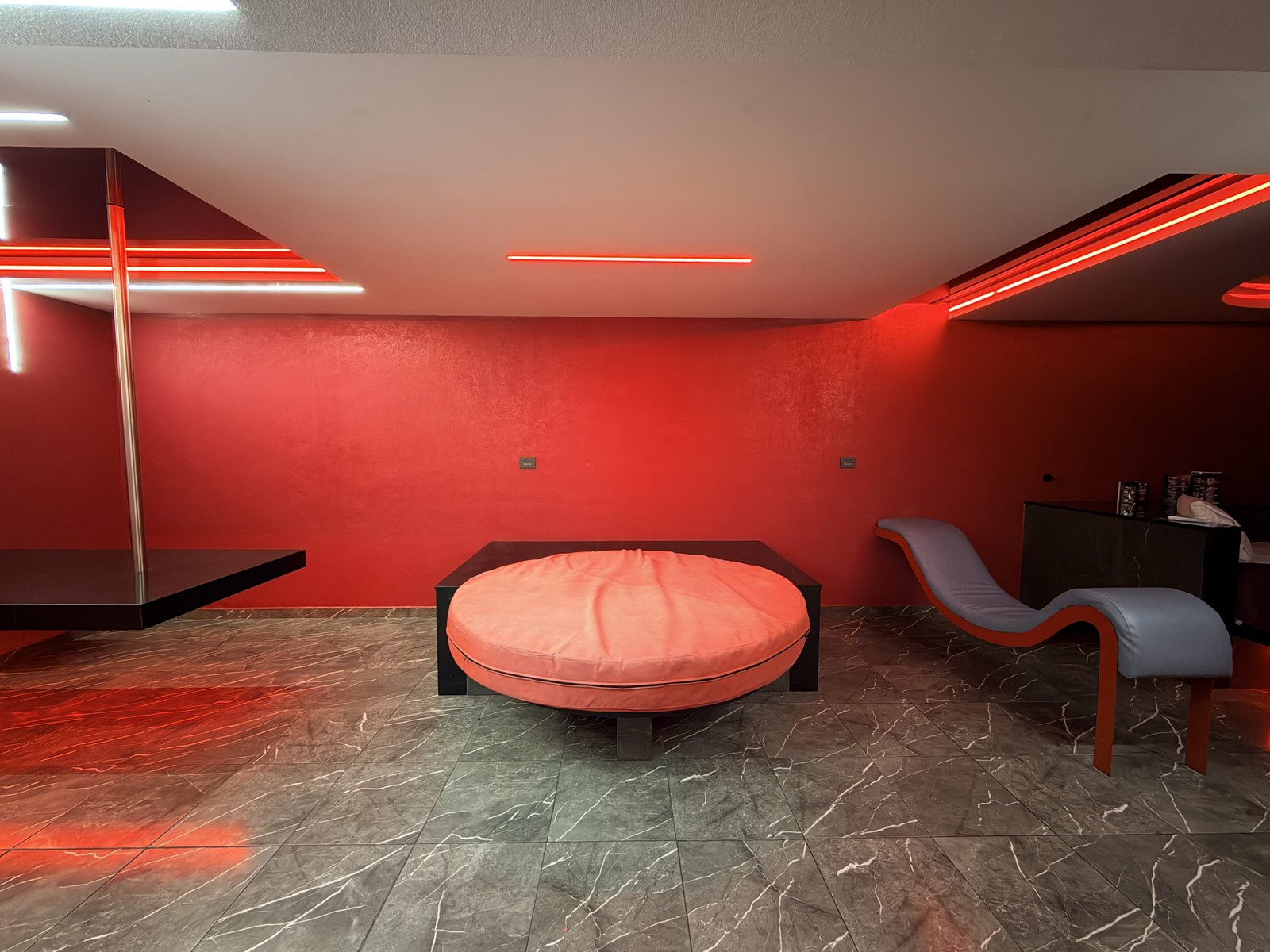 Sala de estar de la habitación con jacuzzi, Red Garden Hotel CDMX