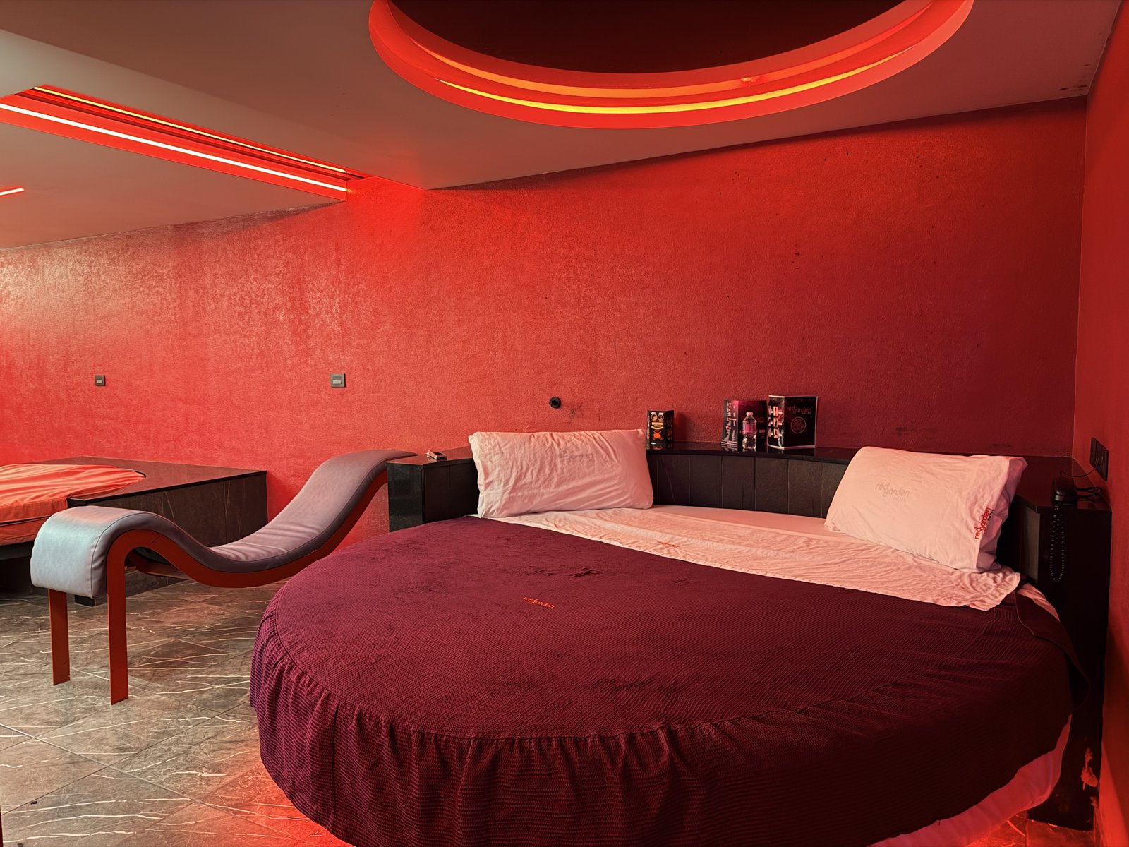 Detalle de la habitación con jacuzzi, Red Garden Hotel CDMX