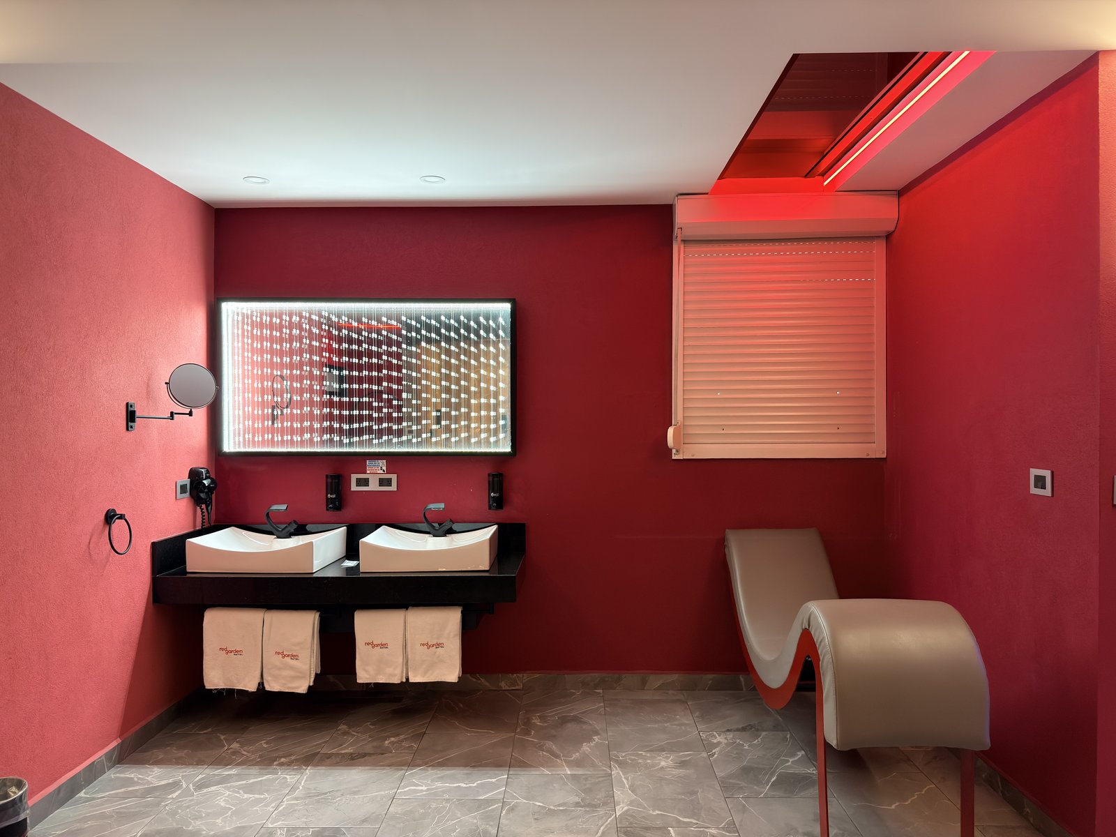 Tocador doble de la habitación con sauna, Red Garden Hotel CDMX